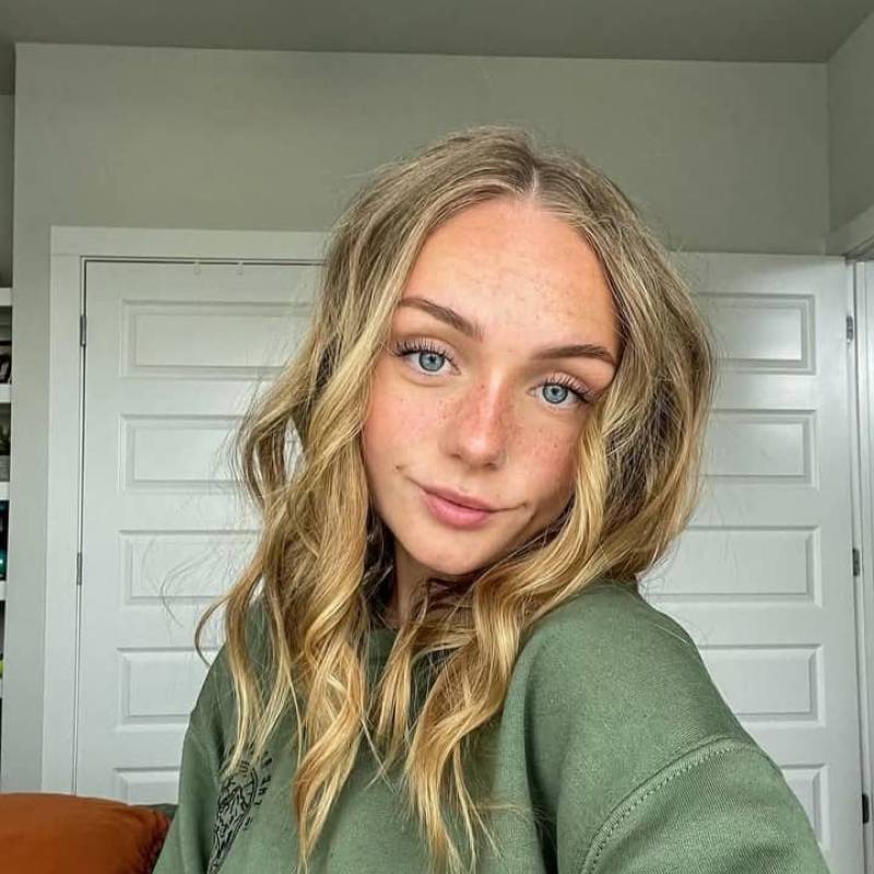 Sarah, 21, Sharja