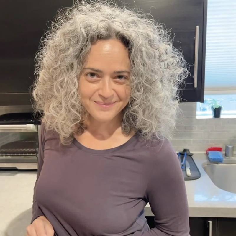 Victoria, 46, taxes